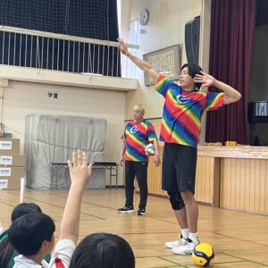 柳本理事長と清水理事のバレーボール教室