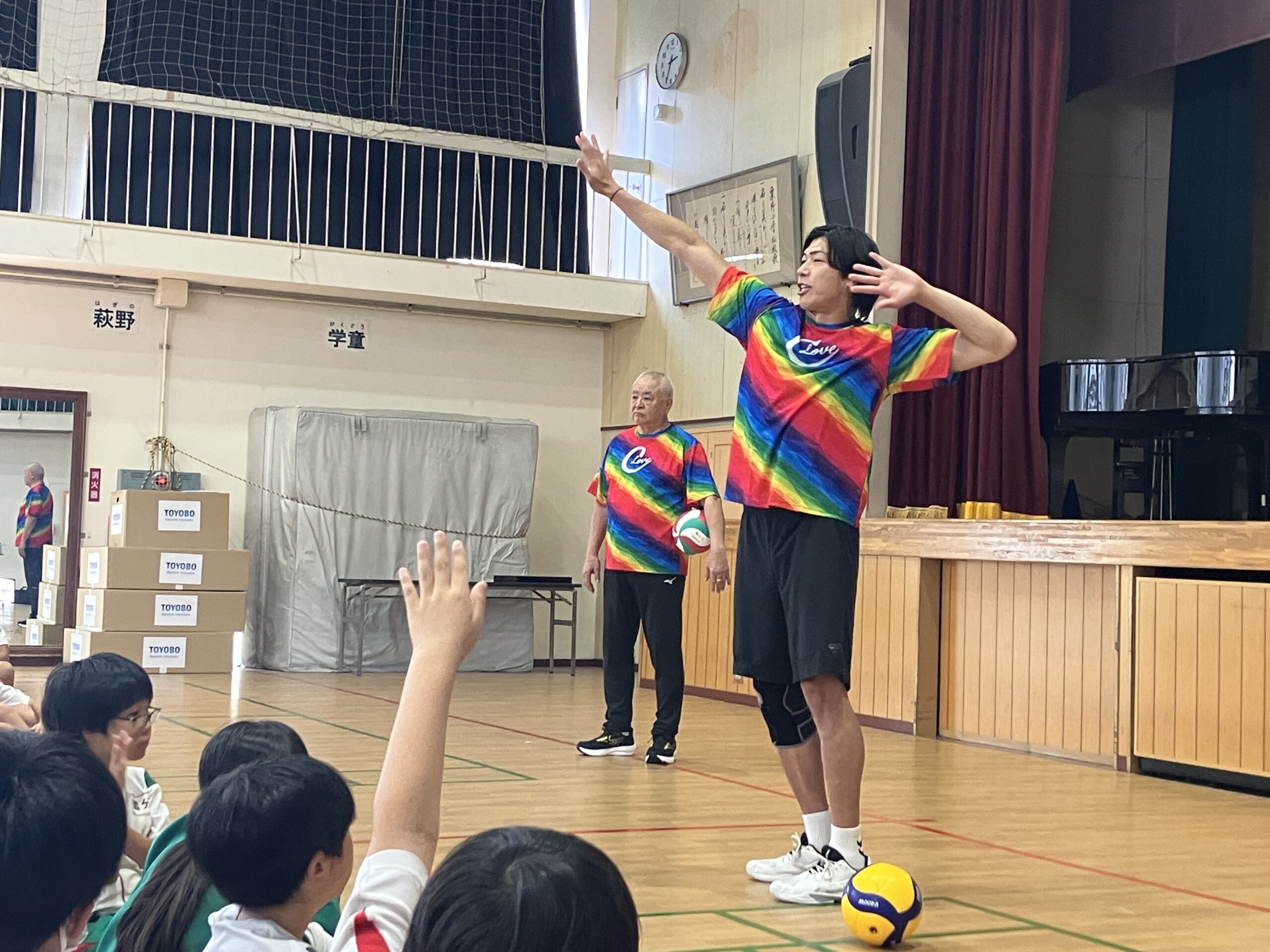 柳本理事長と清水理事のバレーボール教室