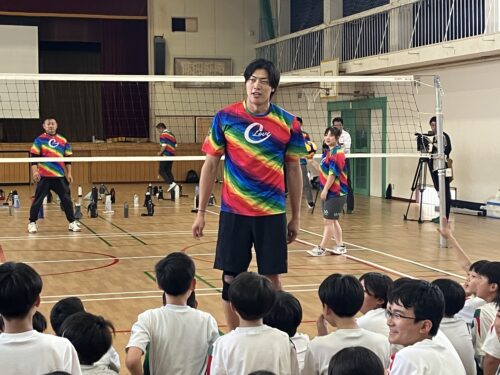 柳本理事長と清水理事のバレーボール教室