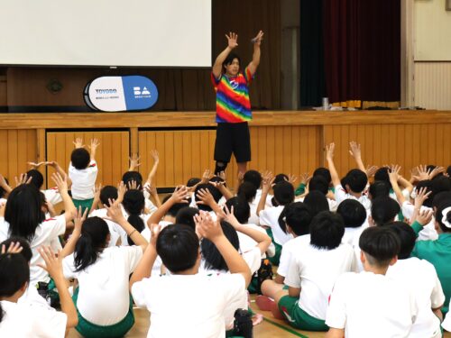 柳本理事長と清水理事のバレーボール教室