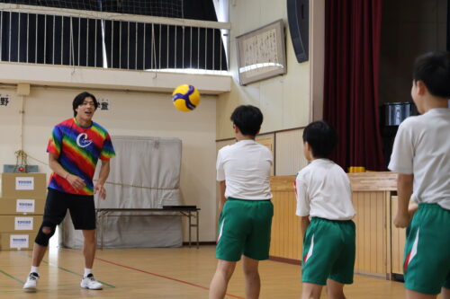 柳本理事長と清水理事のバレーボール教室