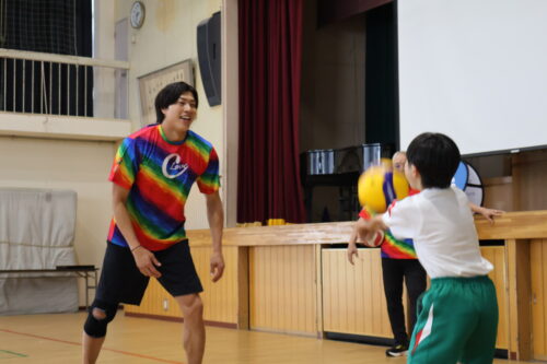 柳本理事長と清水理事のバレーボール教室