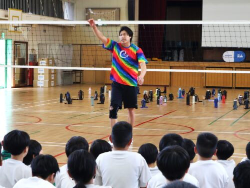 柳本理事長と清水理事のバレーボール教室